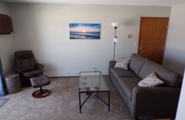 Quaint updated apartment overlooking the Bay