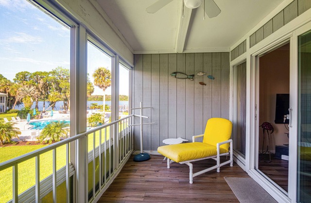 Quaint Welaka Getaway: Steps to St Johns River!