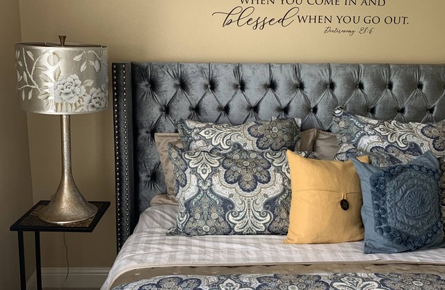 Quaintly King Hideaway Close to Bethel Private Room only in House