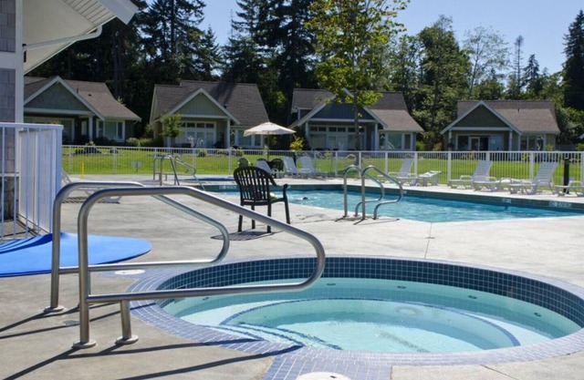 Qualicum Landing Seaside Escape - Sleeps 6