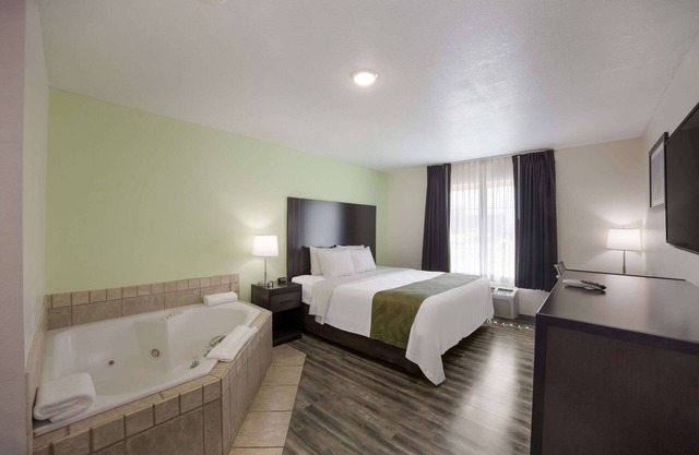 Quality Inn & Suites Clayton, NM