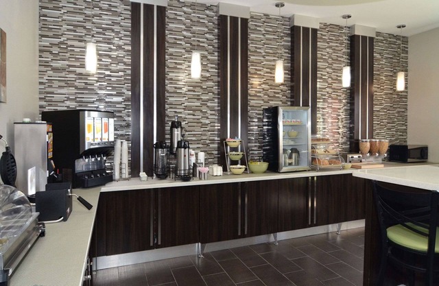 Quality Inn & Suites Kenedy - Karnes City
