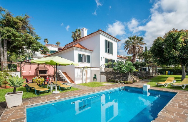 Hochwertige Villa - sehr privat mit Pool + Garten + Grill + Wi-Fi + Pub ist 5 min zu Fuß