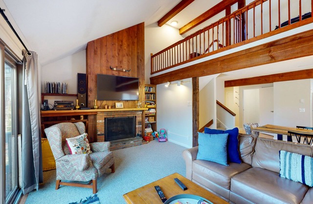 Quechee Ski Hill home - steps to slopes - mountain views, AC & W/D