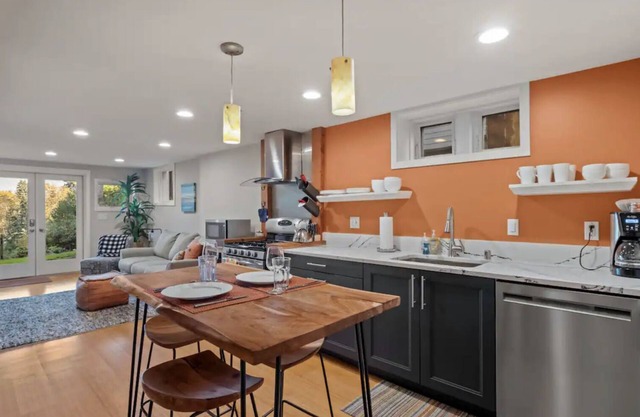 Queen Anne Chateau - Walk Everywhere 1BR Craftsman