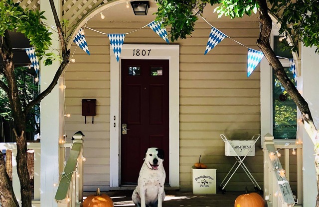 Queen Anne Farmhouse - Upper Unit