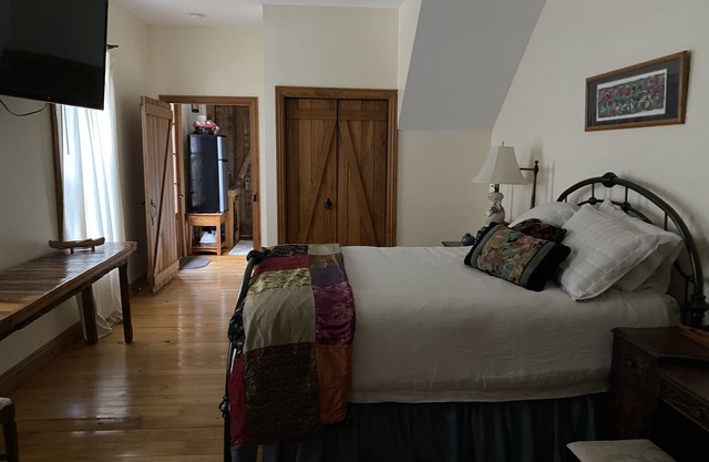 Privates Schlafzimmer, kleiner Wohn- und Küchenbereich.