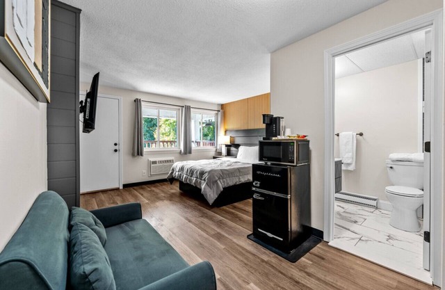 Queen Bed - Boutique Hotel - Near Beach