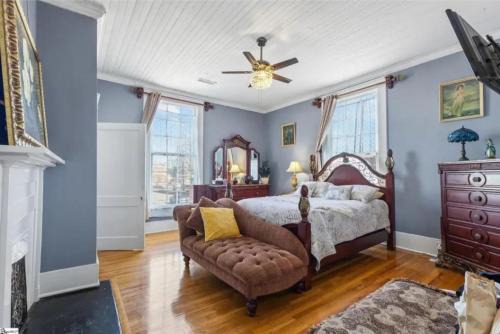 Queen Bed Escape. Near Dining and Main Street