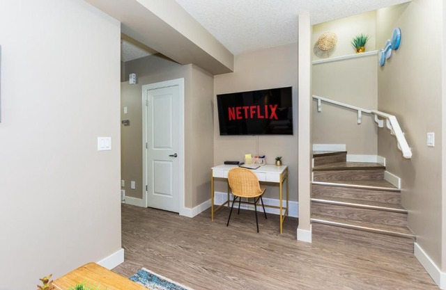 Queen Bed * Netflix * WiFi * Long or Short Stays