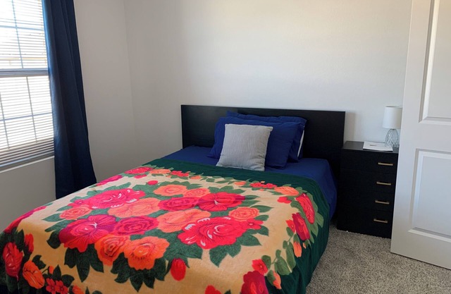 Queen Bed Private Bath in Lovely house in charming Hutto
