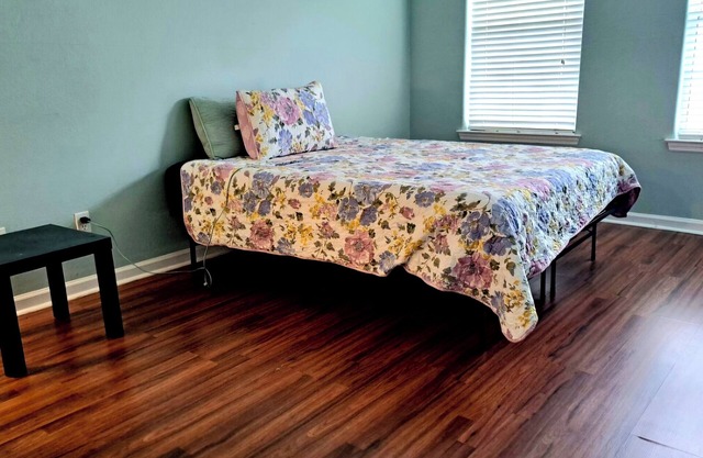 Queen bed w/ Full bath!