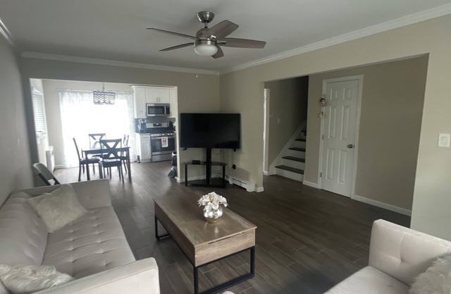 Queen bedroom 1 min to highway