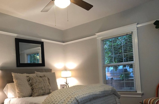 Queen Bedroom, relaxed atmosphere Near Downtown