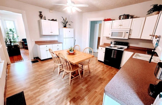 Queen Beds, Fast WiFi, Free Parking, Central A/C, TV's