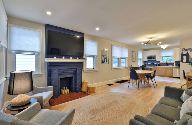 Queen City Blue- Historic Charmer Luxurious Living