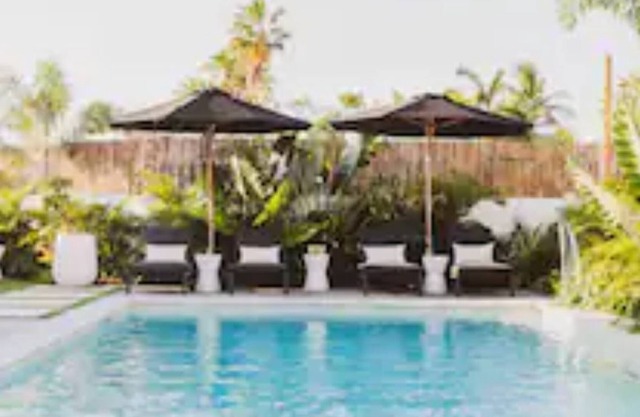 Queen Luxury Cottage, 1bd/1ba steps to Pool+7 Mile Beach