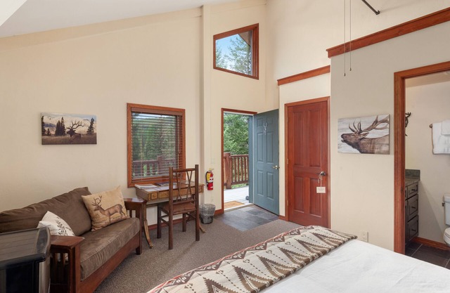 Queen - Queen bedroom with private bathroom, mini fridge