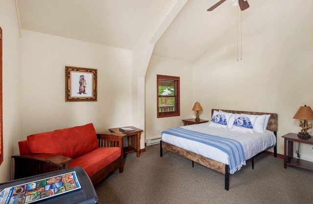 Queen - Queen bedroom with private bathroom, mini fridge