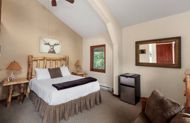 Queen - Queen bedroom with private bathroom, mini fridge
