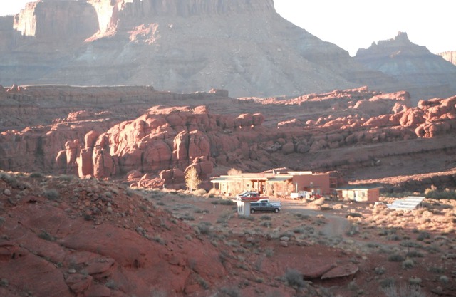 Base Camp Adventure Lodge, Queen auf der Veranda
