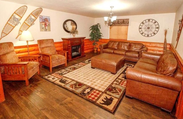 Free Breakfast! Great Queen Unit, Shuttle, Laundry, Parking, Spa Tub!
