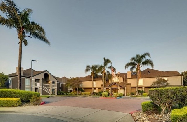 Queen Stay Near Golf Club at Moffat Field! Pool, Mini Market, Pets Allowed!