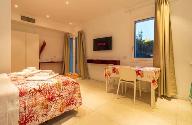 Queen studio apartment with private kitchen bathroom and washing machine with garden
