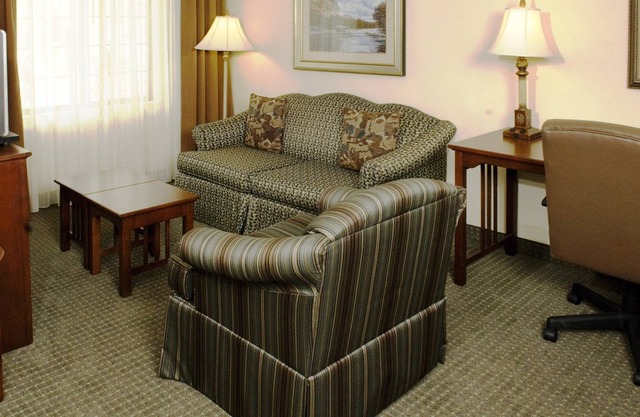 Queen Suite | Laptop-friendly + FREE Breakfast