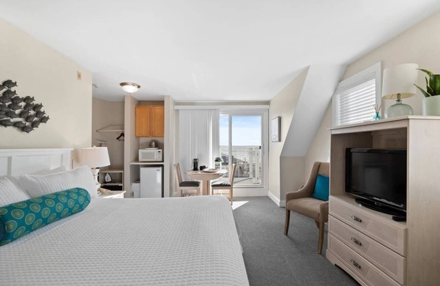 Queen Suite w/ Deck & Stunning 3rd Floor Ocean Views