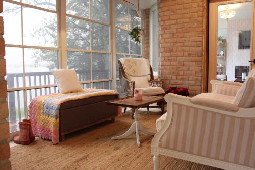 Queen Suite with Private Ensuite at Fancie's PEC - Suite 1