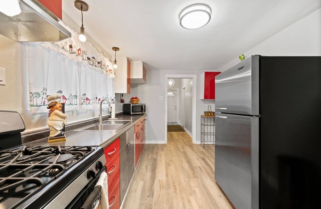 Queen Suites~Free Coffee~Private Parking/Sleeps8