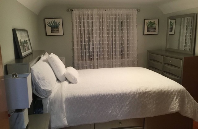 Queenroom mit geteiltem Badezimmer, sichere Nachbarschaft.