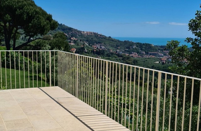 La Quercia. Seaview, Pool, Tennis, and the plus of Private Parking in Lerici.