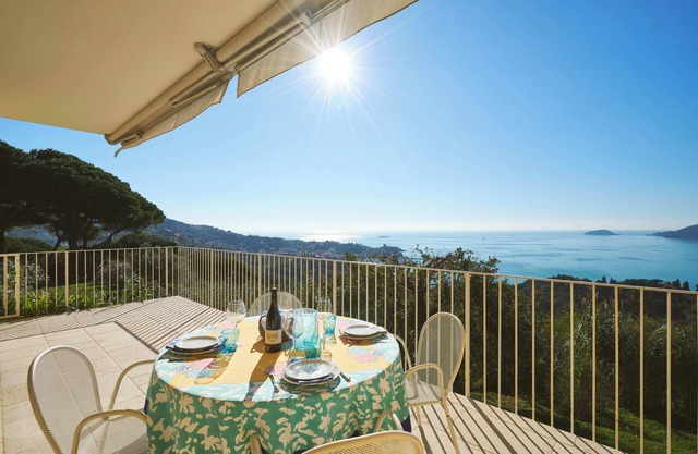 La Quercia. Seaview, Pool, Tennis, and the plus of Private Parking in Lerici.
