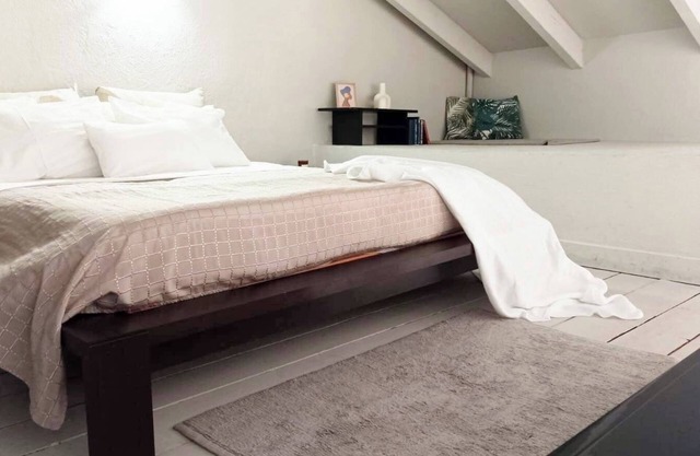 Quick Home Loft - One Bedroom Apartment, Sleeps 4