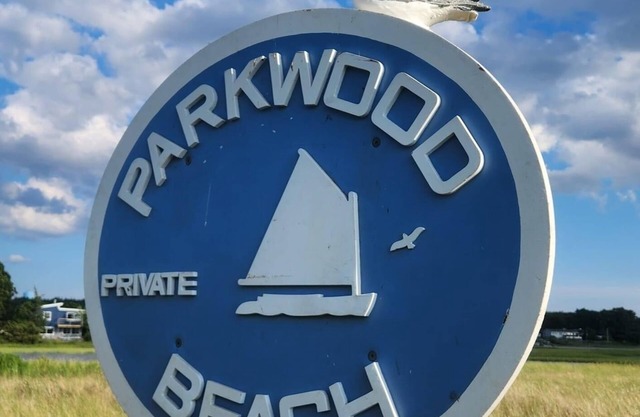 Quick walk to private beach from this brand new 3-bedroom cottage