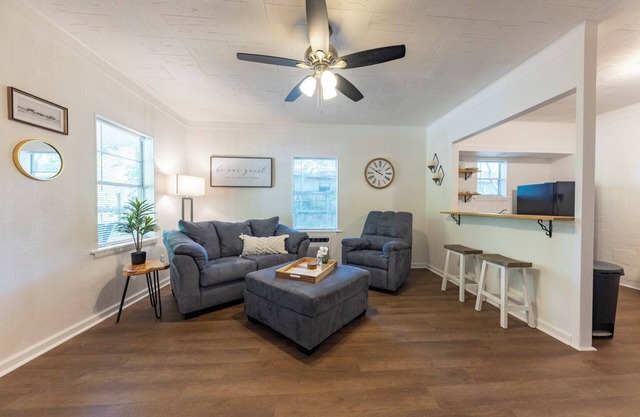 Quiet 1-bedroom corporate apartment in central Benton with AC, WiFi