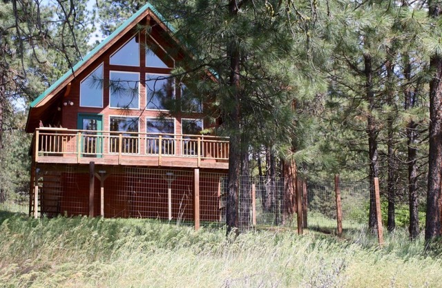 Quiet 1 BR + loft cabin great for weekend getaways & stargazing. Pet Friendly!