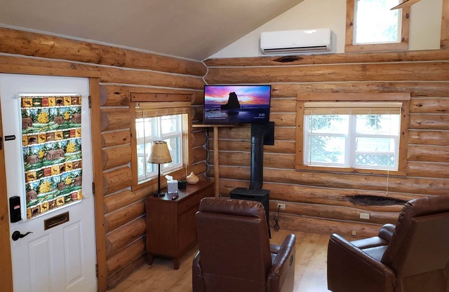 Quiet 1BR Cabin : Easy Access