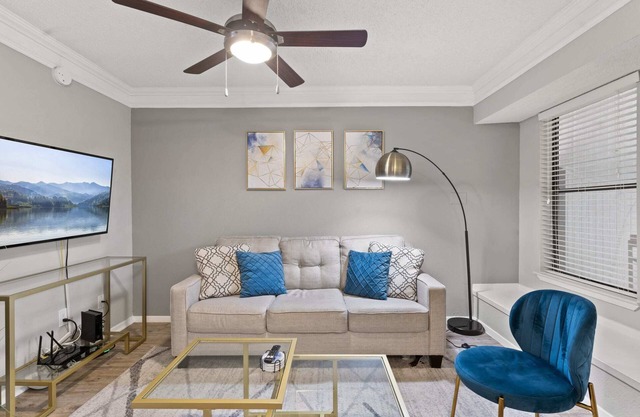 Quiet 1BR suite w/ fast WiFi + king bed + pool