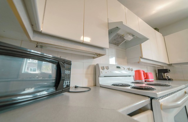 Quiet 2 BDR+Free Parking+Near Metro+Near Downtown