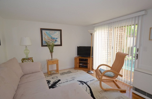 Neu umgebaute 2-Bett-2-Bad Condo mit Tennisplätzen