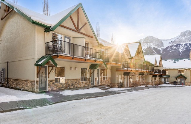 Quiet 2 bedroom 2 bath 5 beds Townhouse 6-9 guests