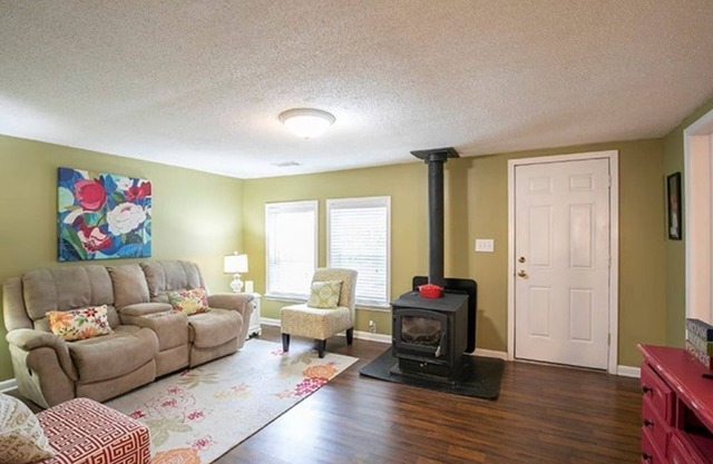 Quiet 2 bedroom cottage close to M-Trade Park.
