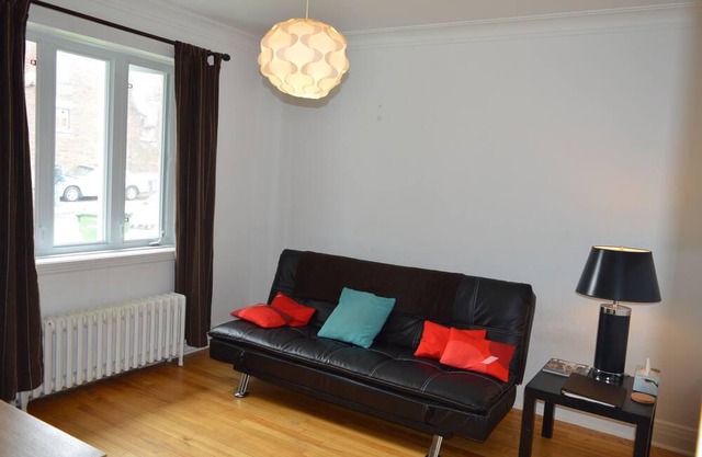 Ruhiges Apartment mit 2 Schlafzimmern, großer Garten, Parkplatz vorhanden, U-Bahn in der Nähe