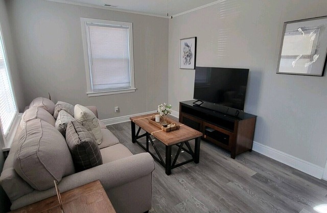 Quite 2 Bedroom Near Downtown