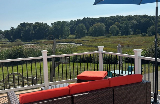 Ruhige Sommeroase mit 2 Schlafzimmern und Blick auf den schönen West River