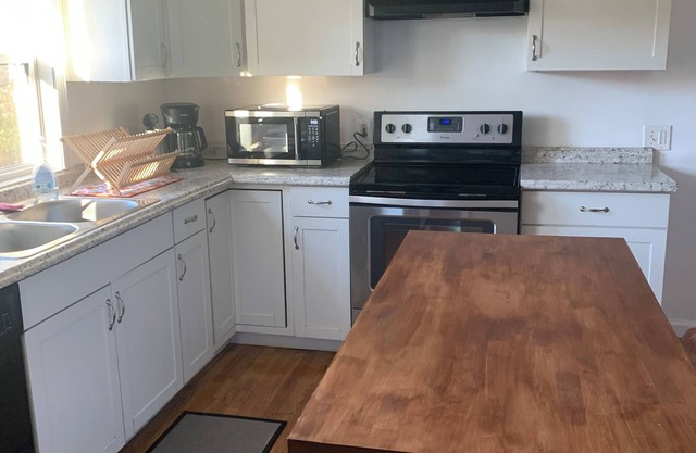 Quiet 2bd Townhome Apt with full kitchen, Cleaning fee waived.