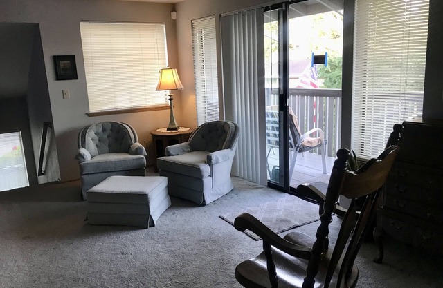 Quiet 2BR 2BA Duplex in Fircrest